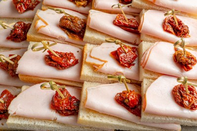 Бутерброды с карбонадом и вялеными томатами 16 шт.