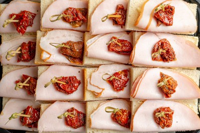 Бутерброды с карбонадом и вялеными томатами 16 шт.