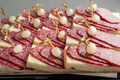 Бутерброды с колбасой и маринованным лучком 16 шт.