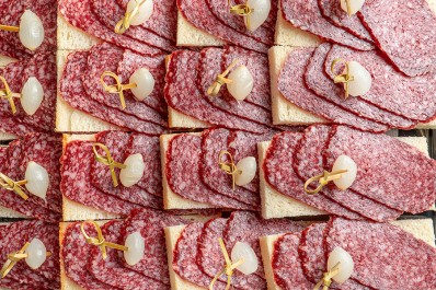 Бутерброды с колбасой и маринованным лучком 16 шт.