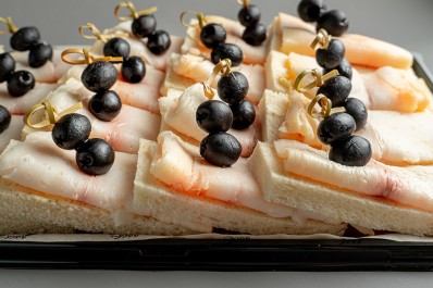 Бутерброды с масляной рыбой и маслинами 16 шт.