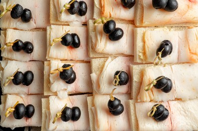 Бутерброды с масляной рыбой и маслинами 16 шт.