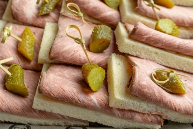 Бутерброды с ростбифом и корнишонами 16 шт.