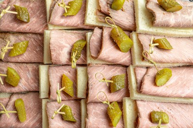 Бутерброды с ростбифом и корнишонами 16 шт.