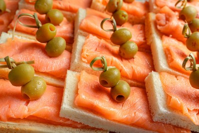 Бутерброды с сёмгой и оливками 16 шт.