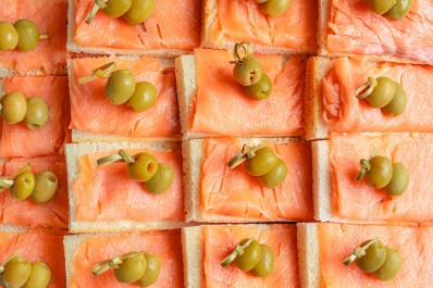 Бутерброды с сёмгой и оливками 16 шт.