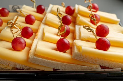 Бутерброды с сыром и виноградом 16 шт.