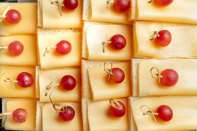 Бутерброды с сыром и виноградом 16 шт.