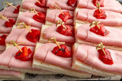 Бутерброды с ветчиной и маринованной паприкой 16 шт.