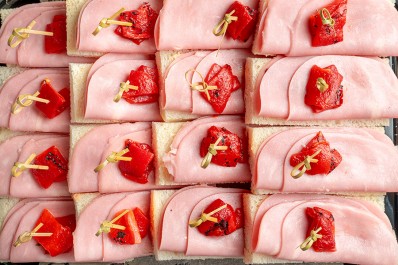 Бутерброды с ветчиной и маринованной паприкой 16 шт.