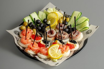 Канапе с морепродуктами «Красное и Черное» ассорти 12/24 шт.