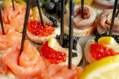 Канапе с морепродуктами «Красное и Черное» ассорти 12/24 шт.