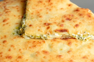 Осетинский пирог по-домашнему с сыром и зеленым луком, 40 см