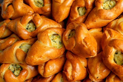 Пирожки с луком и яйцом «Петровские» замороженные 4 шт.