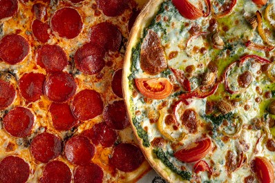 Набор «2 пиццы на тонком тесте 35 см + 1 пицца на пышном тесте 40 см» НА ВЫБОР