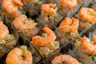 Салат в стаканчиках «Оливье» с креветками 8/15/28 шт.