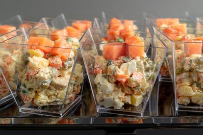 Салат в стаканчиках «Оливье» с сёмгой 8/15/28 шт.