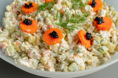 Салат «Столичный» с кроликом в чаше 2060 г