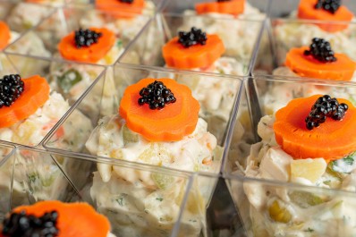 Салат в стаканчиках «Столичный» с кроликом 8/15/28 шт.