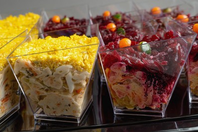 Салаты в стаканчиках «Сельдь под шубой» и «Мимоза» ассорти 14/28 шт.