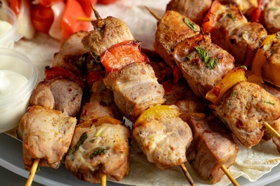 Мини-шашлычки из свинины «Острый Мачете» с овощными шпажками 1250/1350 г