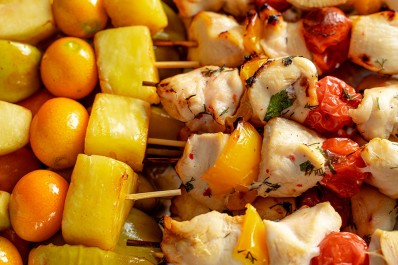 Мини-шашлычки из курицы «Тайский стиль» с фруктами 1360/1460 г