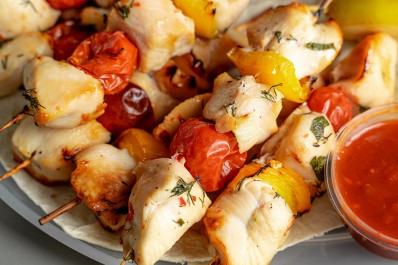 Мини-шашлычки из курицы «Тайский стиль» с фруктами 1360/1460 г