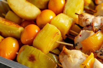Мини-шашлычки из курицы «Тайский стиль» с фруктами 1360/1460 г