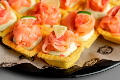 Тарталетки с гуакамоле и семгой 14 шт.