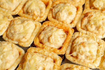 Мини-тарталетки с жюльеном из индейки 18/36 шт.