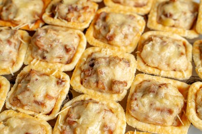 Мини-тарталетки с жюльеном из языка 18/36 шт.