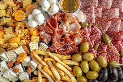 Комбо ассорти закусок к вину «Ирония судьбы» 550/1100 г