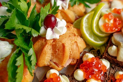 Рыбные мини-закуски «По-Царски» 18/30 шт. и нарезка